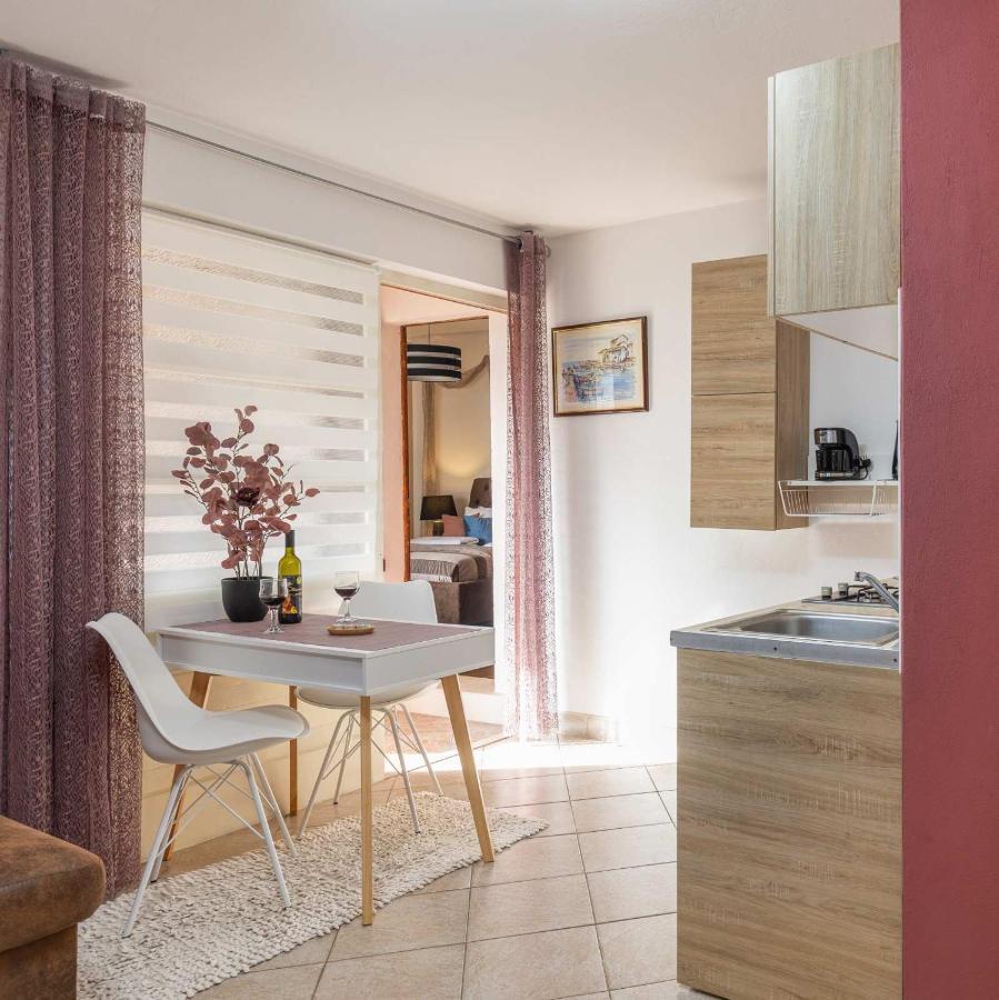 Bougainvillea--Apartment By The Sea Ston Exterior photo